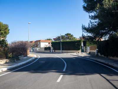 La vicina via Berlinguer � popolata invece prevalentemente da villini